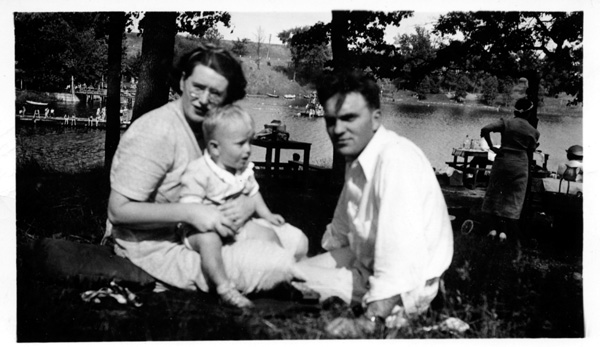 1937-xxxx - Gladys-Jerry-Paul at a lake