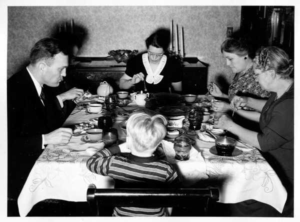 1939-0317 - Paul-Gladys-Jerry and Two others at dinner table