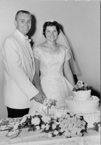 1960-0731 - Jerry-Pam Wedding cut the cake