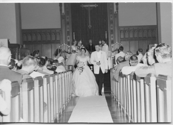 1960-0731 - Jerry-Pam Wedding down the isle
