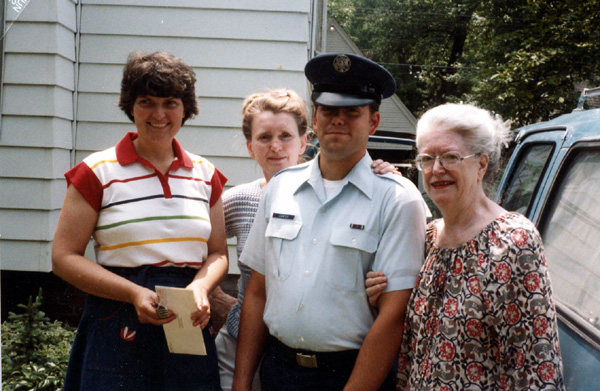1982-0529 - Pam-Kathy-Craig-Gladys home from Air Force